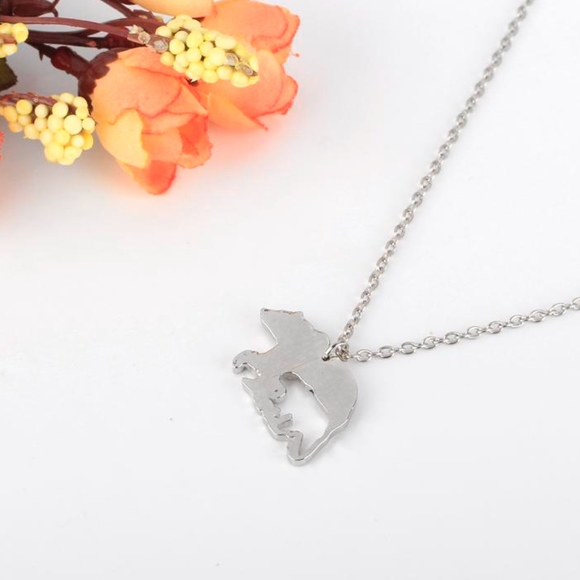 Mama Bear silver necklace - Picture 4 of 5